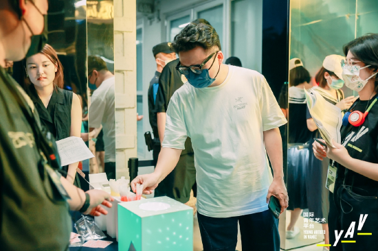 观众入场前根据抽取的卡片领取相应颜色的荧光手环