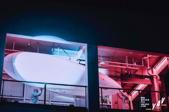 象征着宇宙飞船“Space Ark 2020”的飞艇出场