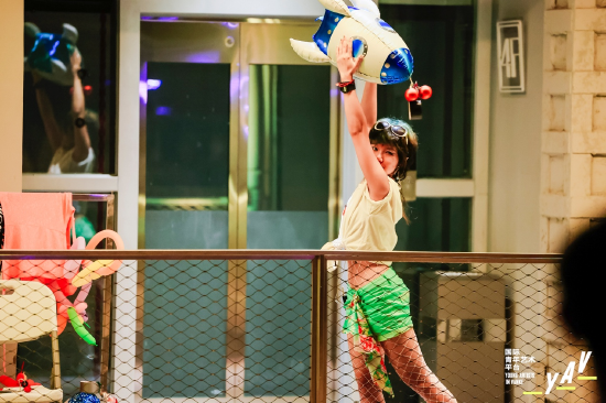 平面设计师涂山夏正在表演